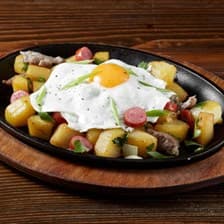 “Грестль” жареный картофель с копчеными колбасками на сковородке