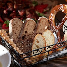 Корзинка с подовым баварским домашним хлебом и копченым маслом