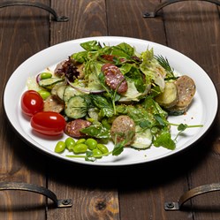 Салат с копченой колбасой, зеленым горошком и огурцом